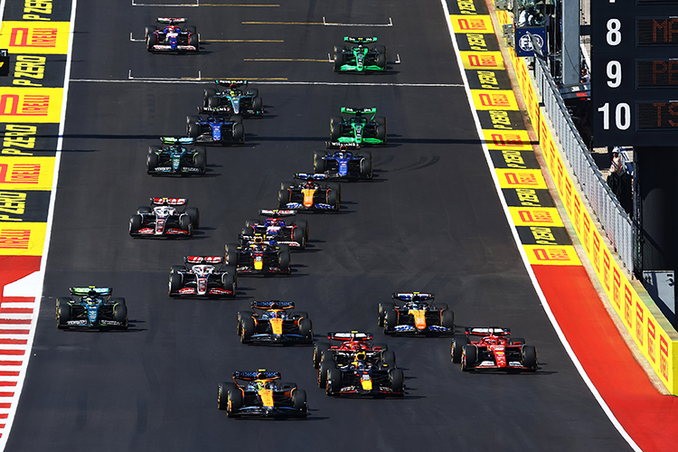 Lando Norris and Max Verstappen lead the field into turn one at the start of the United States GP at Circuit of The Americas, October 20, 2024.